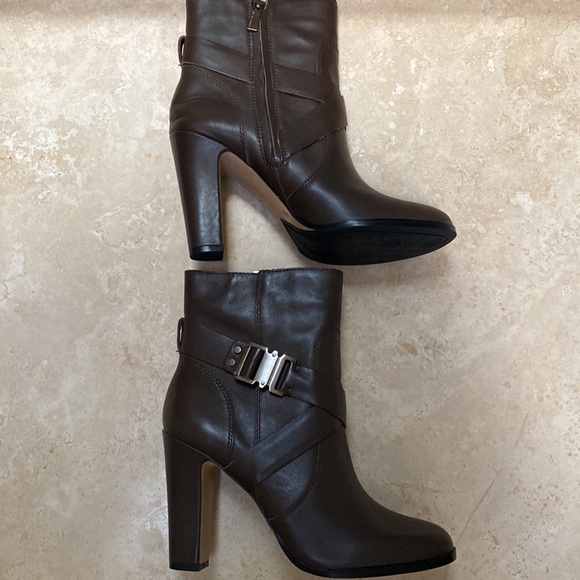 Vince Camuto Bootie . Size 9 Khaki Grey - Picture 8 of 10